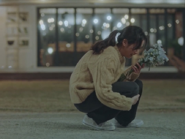 Kim Go Eun lăng xê loạt sneaker bình dân trong Quân Vương bất diệt
