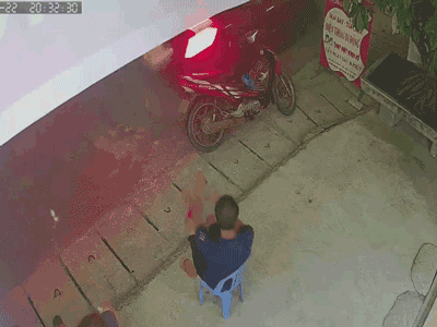 Video: Đang hóng gió thấy cảnh bất ngờ, người đàn ông 'hoảng hồn' đứng dậy vái lạy liên tục
