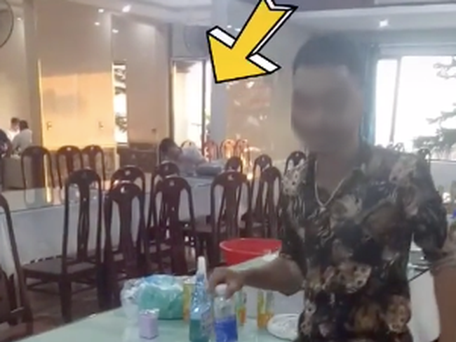 'Đại gia' đi ăn bữa cơm hơn 20 triệu nhưng vẫn ngồi đợi để lấy lại 12 nghìn tiến thừa khiến dân mạng tranh cãi