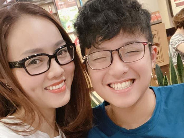 Bạn gái kém 15 tuổi selfie vui vẻ bên con riêng của Công Lý, 'vợ cũ' MC Thảo Vân liền có bình luận hé lộ mối quan hệ
