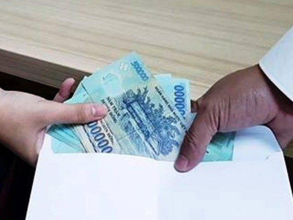 Bắt quả tang cảnh sát hình sự nhận tiền của người đánh đề