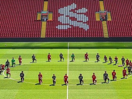 Toàn đội Liverpool quỳ gối vì George Foyd