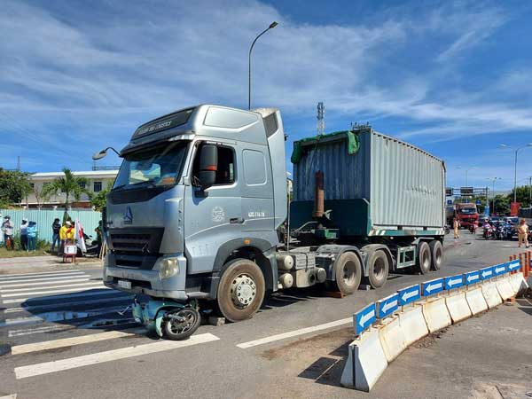Va chạm với xe container, bé trai 6 tuổi chết thảm, mẹ nguy kịch