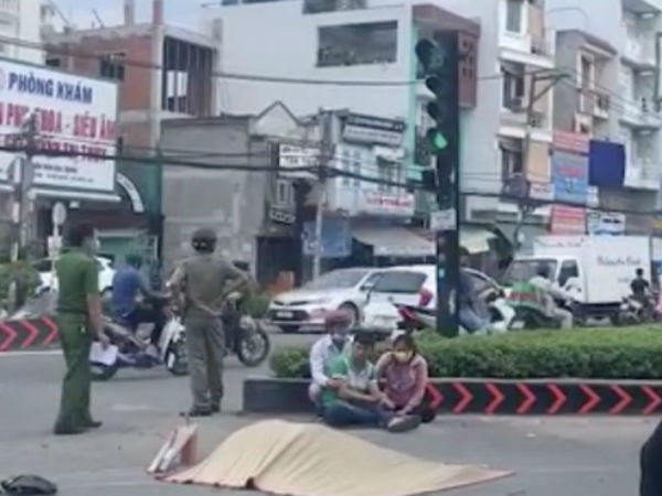 Mẹ và vợ sắp cưới khóc ngất bên thi thể chàng trai chết thảm sau khi va chạm với xe bồn