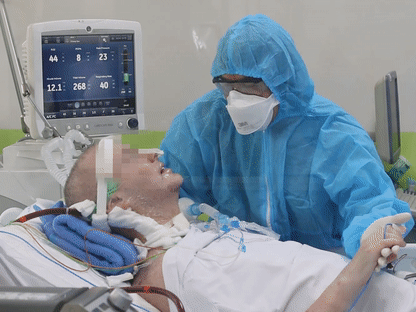 Phi công người Anh mắc Covid 19 mỉm cười, bắt tay khi nghe y lệnh 'Smile' từ bác sĩ
