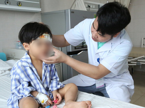 Phú Thọ: Bé gái 3 tuổi bị chó nhà hàng xóm cắn lộ xương trán