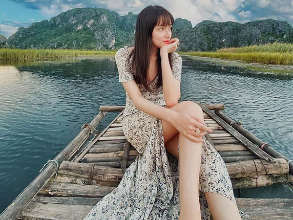 Hương Giang khoe chân dài miên man nhưng lại bị nhắc khéo: 'Kéo chân hơi quá'