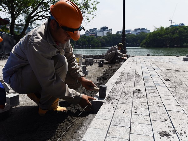 Vỉa hè Hồ Gươm được lát đá hoa cương