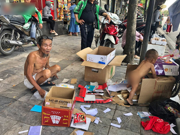 Xót cảnh em bé 18 tháng tuổi trần truồng trong thùng xốp, theo ông lang thang ngoài đường dưới cái nắng nóng gay gắt của Hà Nội