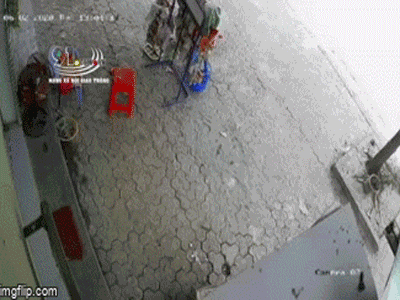 Video: 2 người đàn ông nằm bất động trước cửa nhà dân, camera an ninh 'bóc' vụ tai nạn kinh hoàng