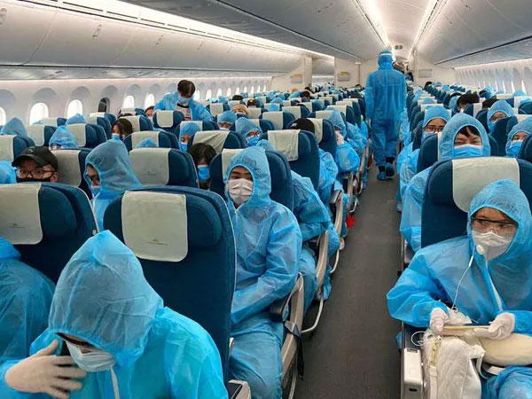 Đưa gần 340 công dân Việt Nam từ Anh về nước an toàn