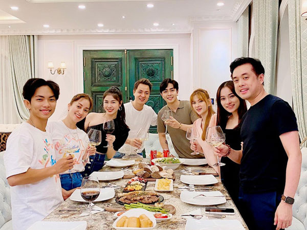 4 gia đình gồm toàn sao quyền lực của Vbiz tụ họp: Nhìn cặp đôi nào cũng hạnh phúc, Đăng Khôi và Dương Khắc Linh đích thân vào bếp phục vụ 2 bà bầu