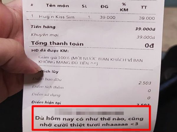 Mua đồ uống thiếu tiền, chàng trai 'rớt nước mắt' vì hành động của nữ nhân viên, tờ hóa đơn càng gây bất ngờ