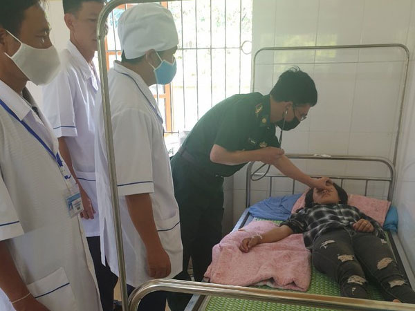 Mâu thuẫn gia đình, mẹ rủ con gái ăn lá ngón tự tử