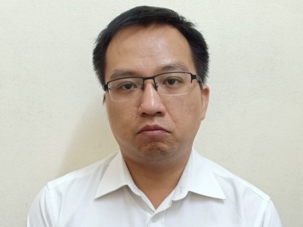 Bắt giam cán bộ Tổng cục Hải quan tiếp tay cho buôn lậu
