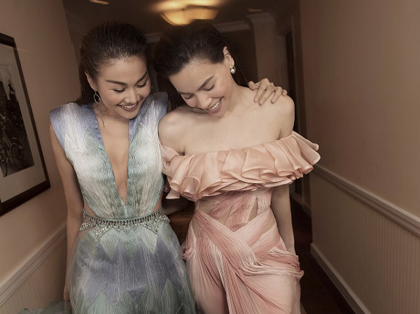 Hà Hồ lấp ló vòng 1, Thanh Hằng khoe chân dài diện đồ Công Trí xuất hiện kiêu kỳ trên Vogue Pháp