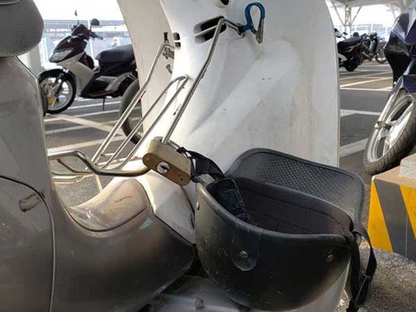 Bức xúc vì nhiều lần bị 'nhảy' mũ bảo hiểm, thanh niên nghĩ ra cách bảo vệ khiến tất cả mọi người phải tròn mắt