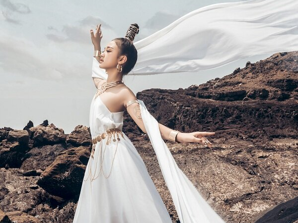 Mẫu nhí 11 tuổi gây ấn tượng với tạo hình nữ thần Hy Lạp quá thần thái