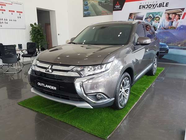 Xe đời cũ tồn kho xả hàng giá sốc