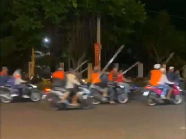 Video: Hàng loạt xe máy chở người mặc áo cam, cầm hung khí 'náo loạn' phố Sài Gòn
