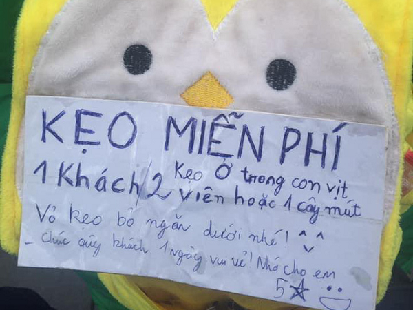 Tài xế xe ôm đeo ba lô con vịt sau lưng, những dòng chữ trên đó khiến khách bất ngờ, thích thú