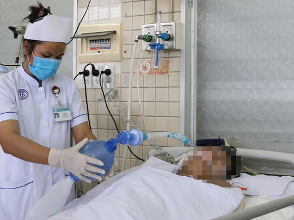 TP.HCM: Cháy nhà trong hẻm lúc rạng sáng, 1 người chết, 3 người phỏng hô hấp nặng đưa vào Chợ Rẫy cấp cứu