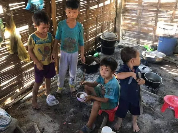Thực hư chuyện 4 em nhỏ ăn cơm nguội với ve sầu