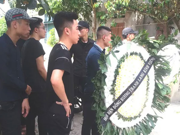 Nhói lòng những vòng hoa trắng tiếc thương nam sinh viên năm cuối gặp nạn trên đường về quê