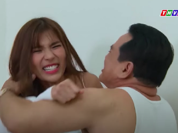'Mẹ ghẻ': Lộ cảnh Thúy Diễm bị gã dê xồm giở trò đồi bại trong khách sạn, Lương Thế Thành xuất hiện vừa kịp lúc