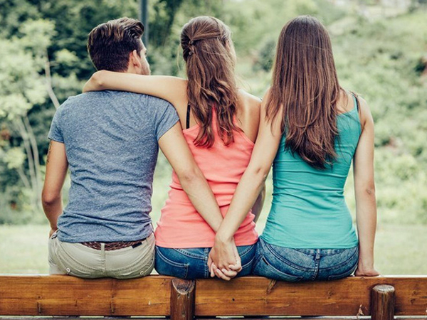 Cách mà chỉ 'một sợi dây thừng' đã giúp các bà vợ đánh bại tiểu tam