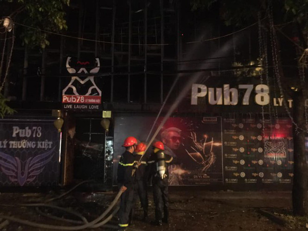 50 chiến sỹ được huy động cứu quán bar bốc cháy ngùn ngụt trong đêm