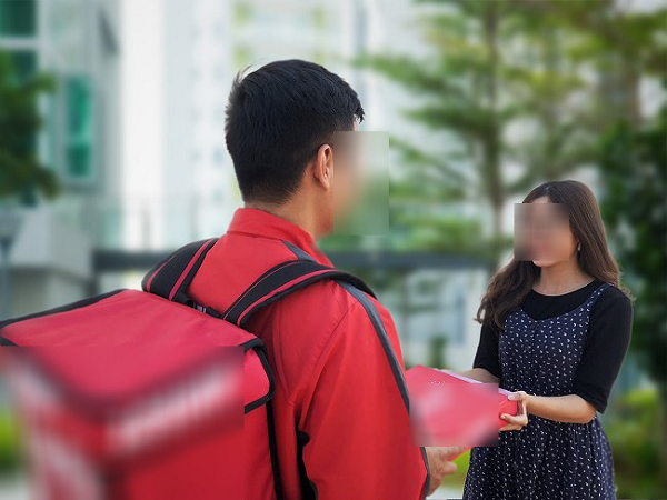 Hộp cơm sườn 10.000 đồng và lời nhắn ngọt ngào của chàng shipper khiến ai đọc cũng 'tan chảy'