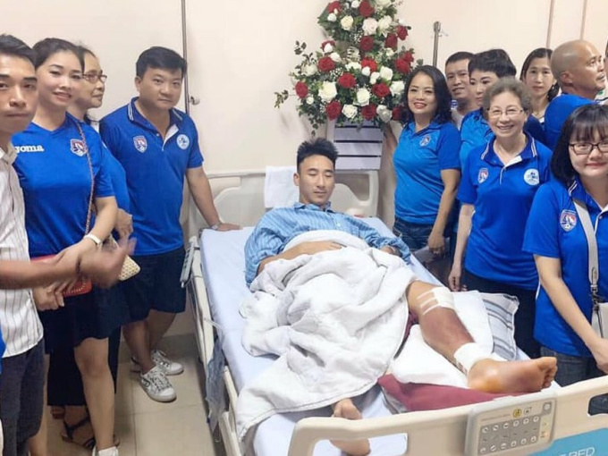 Hải Huy bênh vực Hoàng Lâm: 'Tôi ham bóng nên chấn thương'