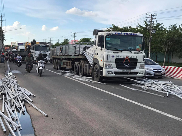 Hàng trăm thanh sắt trên xe container phi xuống đường, nhiều người thoát chết