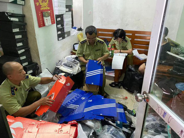 Tạm giữ hơn 5.000 sản phẩm giả thương hiệu Adidas, Nike