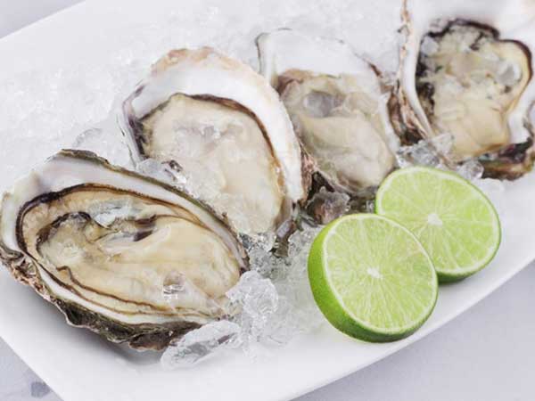 Người đàn ông tử vong sau khi ăn hàu sống
