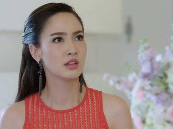 Thấy mẹ mặc váy cưới, con gái tôi khẽ khàng níu tà váy hỏi một câu khiến tôi nước mắt chảy dài