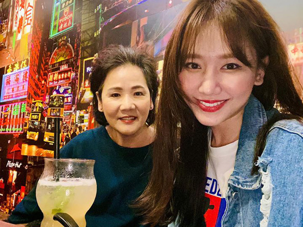 Màn lên tiếng 'đàn ông tàn nhẫn với phụ nữ' còn đang gây xôn xao, Hari Won lại bức xúc vì mẹ ruột bị lợi dụng