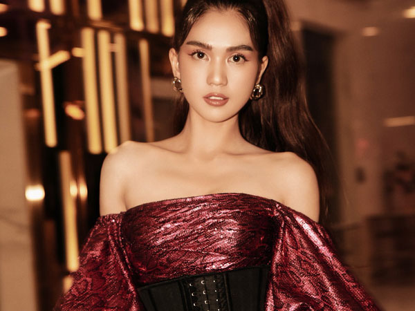 Ngọc Trinh - Diệu Nhi lên đồ váy áo lồng lộn chỉ để... đi ăn trứng vịt lộn