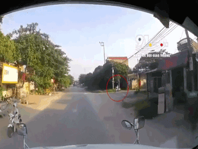Người phụ nữ lao ra đường khiến tài xế phanh 'cháy bánh', gào thét: Chết một mình, đừng để người khác chết theo!