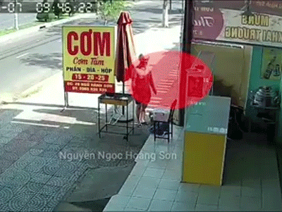 Video: Người phụ nữ trộm thùng thịt nướng tại quán cơm khiến nhiều người ngao ngán