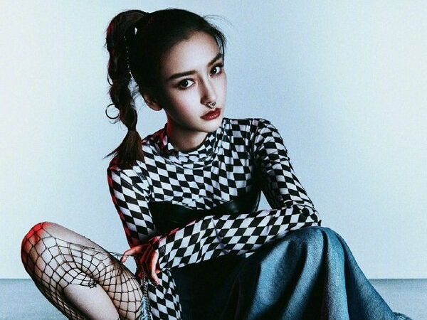 Angelababy gắn khuyên mũi thả dáng cực ngầu trên tạp chí