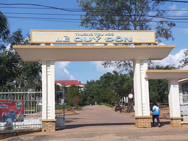 Học sinh tá hoả phát hiện bảo vệ treo cổ sau trường