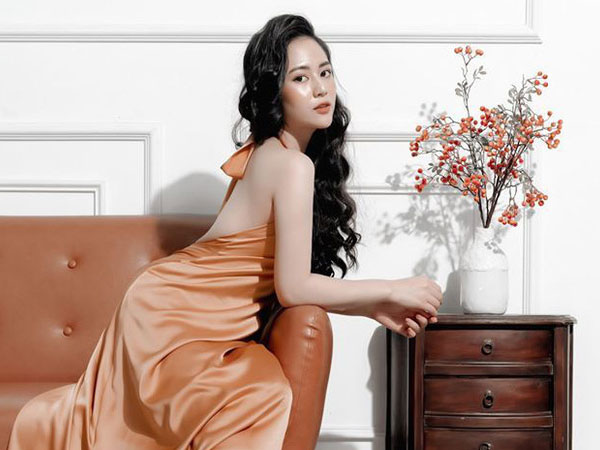 Việt Hoa - Gái xinh đào mỏ trong 'Những Ngày Không Quên': Nhan sắc cực phẩm lại ngoan hiền khác hẳn trên phim