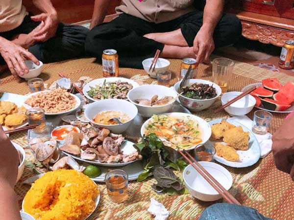 Về ra mắt nhà người yêu, nam thanh niên rụt rè nói bản thân không biết uống và màn đọ rượu '1 chấp 3' khiến dân tình ngã ngửa