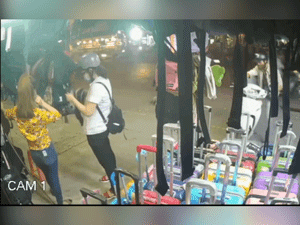 Lúi húi chọn túi xách ngoài vỉa hè, cô gái không hay biết 'pha quay xe 15 giây' của tên trộm