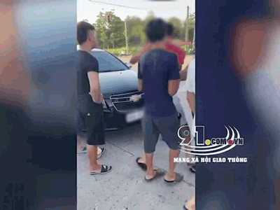 Va chạm với xe máy, tài xế xăm trổ dọa 'mạng mày không quá 30 triệu, tao đâm chết mày luôn'
