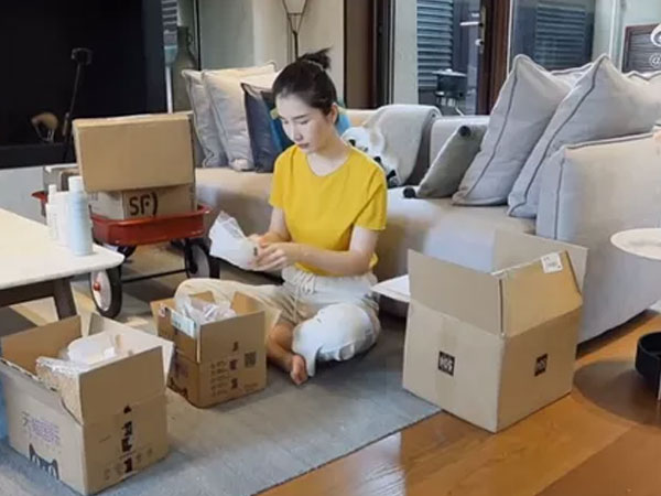 Vợ đại gia Taobao bất ngờ bị 'ném đá' dữ dội vì hành động kệch cỡm này