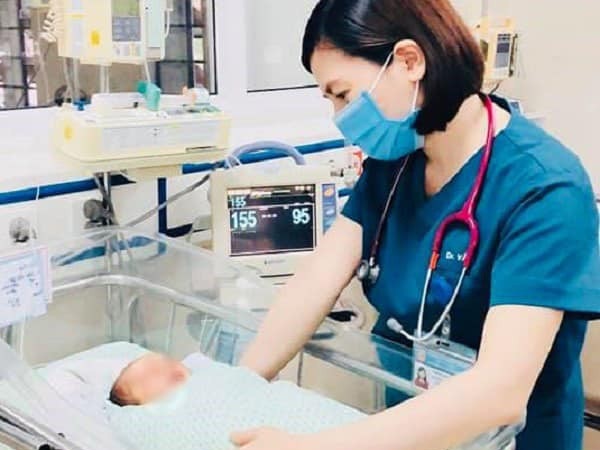 Nhân chứng kể lại khoảnh khắc cứu bé sơ sinh bị bỏ đói 3 ngày dưới hố ga giữa trời nóng 40 độ