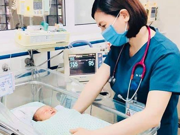 Hình ảnh mới nhất về bé trai sơ sinh bị bỏ rơi dưới hố ga 3 ngày giữa nắng nóng cao điểm ở Hà Nội